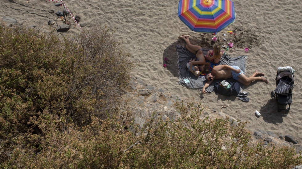 Solbadare vilar på stranden på Teneriffa. De har dock ingenting med de irländska resenärerna att göra. Arkivbild.