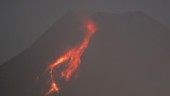 Röd lava strömmar från indonesisk vulkan