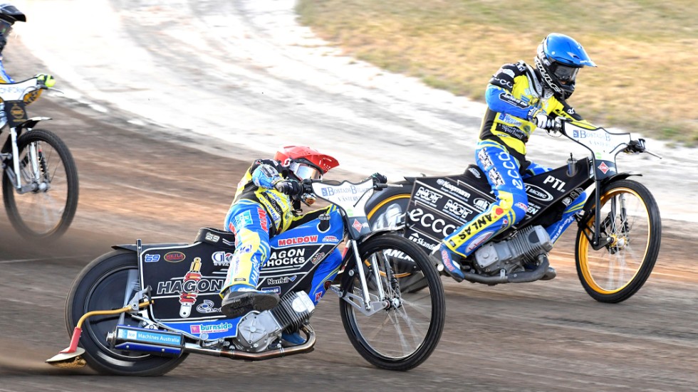 Mads Hansen (blå) och Jason Doyle (röd) kör för Västervik Speedway även 2021.