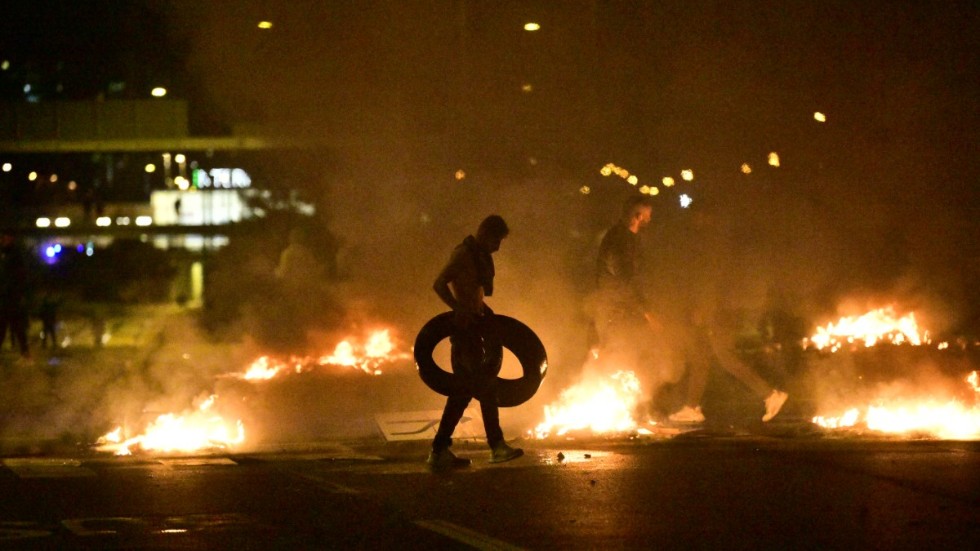 Demonstranter bränner däck efter koranbränningen i Malmö förra helgen.