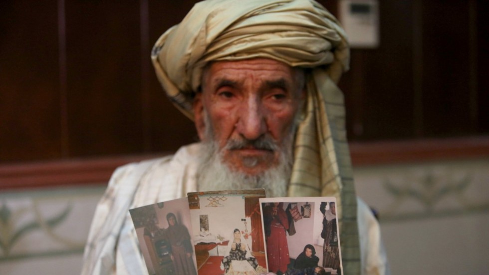 Afghanen Hajji Sharfddin visar upp foton av anhöriga som försvann i samband med en amerikansk militärinsats i provinsen Gardez 2012. USA har återkommande anklagats för att inte göra tillräckliga utredningar av civila dödsfall i kriget. Arkivbild.