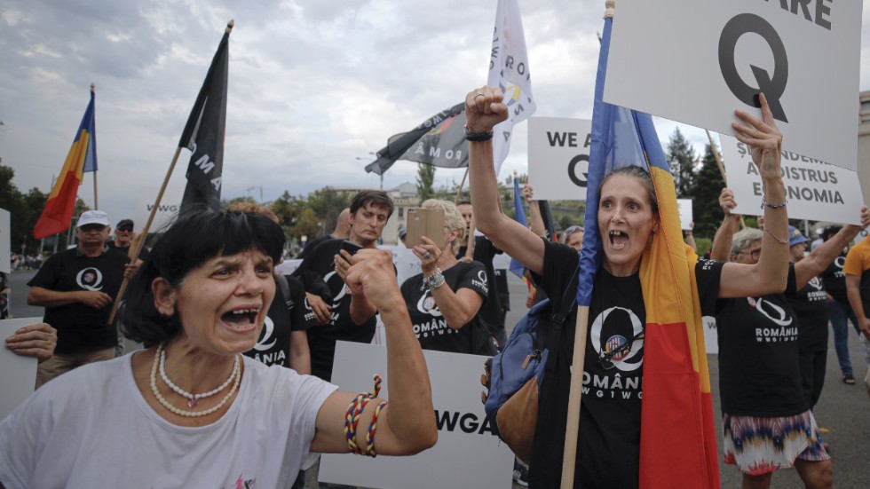 Rumänska Qanon-anhängare under en protest mot regeringens hantering av pandemin i Bukarest i augusti förra året. Arkivbild.