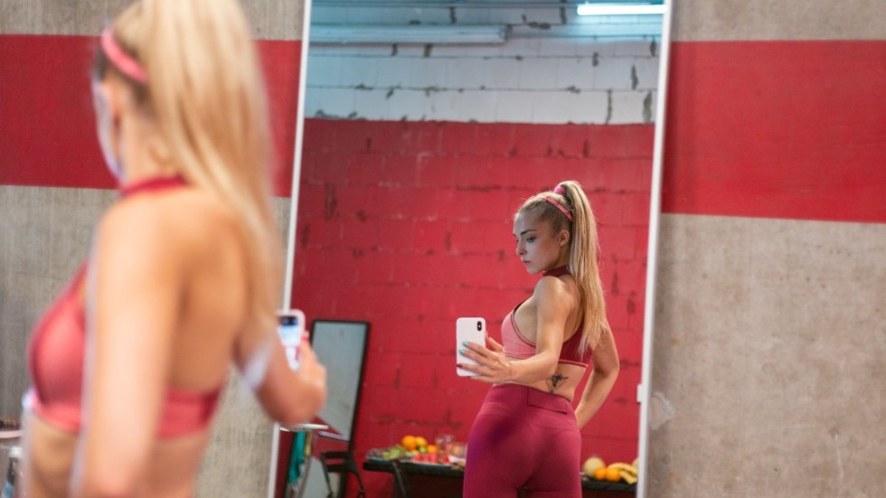 Sylwia (Magdalena Kolesnik) har hundratusentals följare i sociala medier. I "Sweat" får publiken följa med under tre kaotiska dagar i hennes liv. Pressbild.