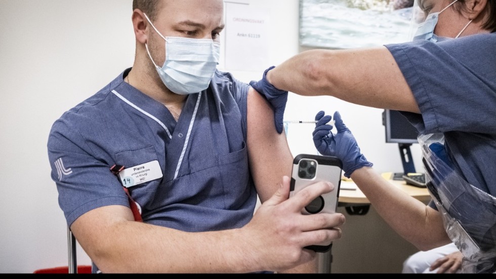 82 procent av stockholmarna som jobbar inom vård och omsorg har fått erbjudande om vaccination. På Södersjukhuset fick Pierre Flodfält, undersköterska vid covidavdelningen, sitt vaccin den 12 januari. Arkivbild.