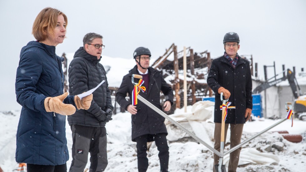 Vd:n Karin Bodin har satt spaden i marken för återuppbyggnaden av Polarbröd i Älvsbyn.