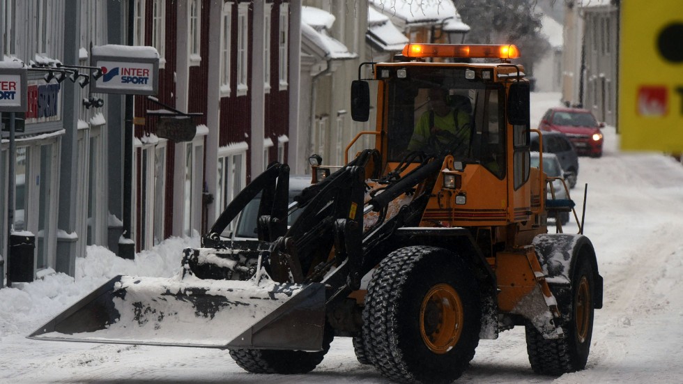Snön fortsätter att falla och spräcker kommunernas snöröjningsbudgetar.