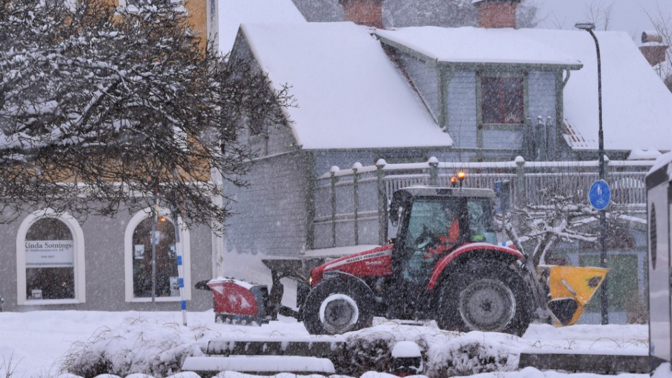 Arkivbild på en plogande traktor i Kisa från när det snöade som mest i slutet på januari. 