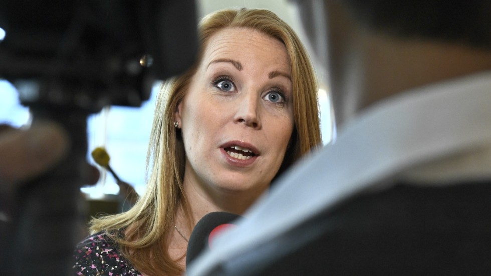 Centerpartiets partiledare Annie Lööf tackar Isabella Lövin för alla politiska debatter. Arkivbild.