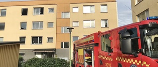 Stort pådrag vid lägenhetsbrand i Nyköping: "Svart rök vällde ut "