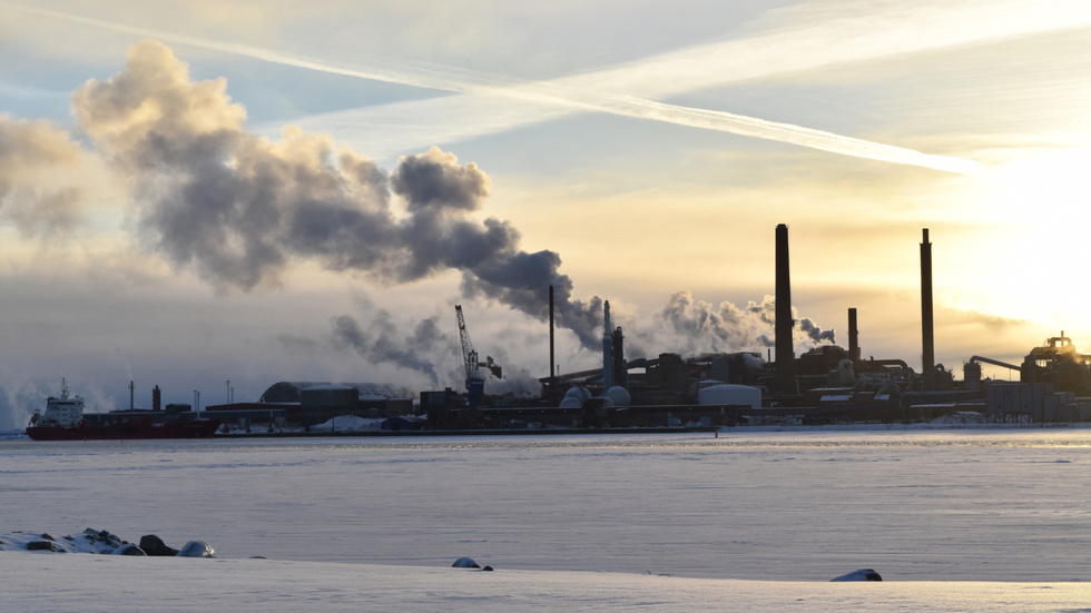Boliden Rönnskär står för nästan 80 procent av utsläppen av växthusgaser från Västerbottens industrier.