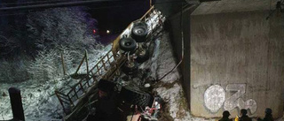 Traktor gled ned från bro och landade på järnvägsspår i Nordmalings kommun