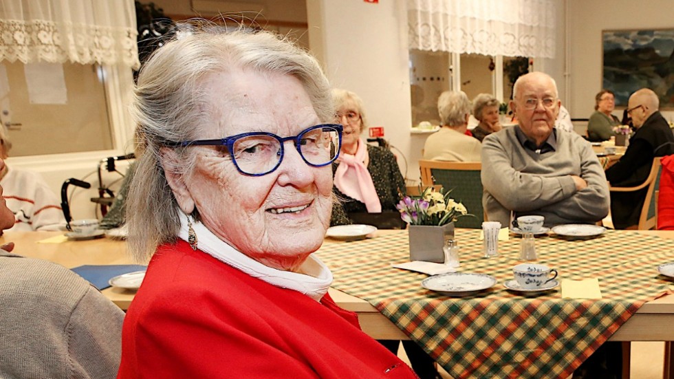 Maggie Ottander, snart 94, fortsätter som ordförande för Synskadades förening i Vimmerby. "Ingen vill ta över så vi kör ett tag till", säger hon. 