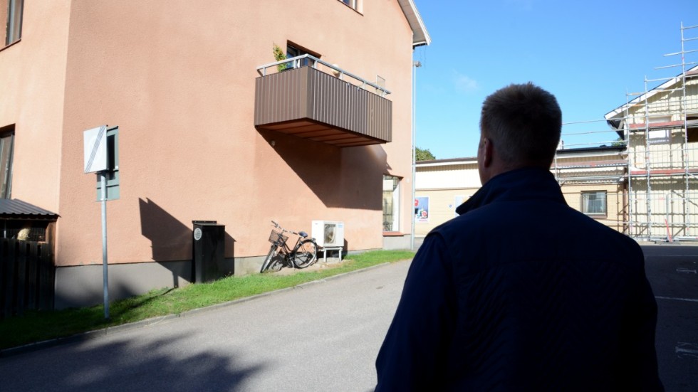 "Här, under balkongen, syns det tydligt att vi har sanerat", säger fastighetsteknikern Martin Hansson.