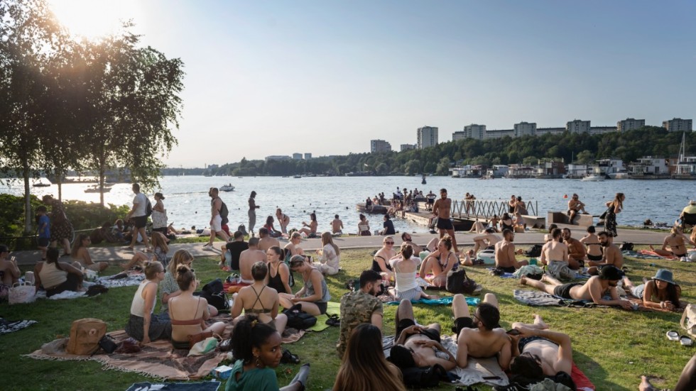 Hornsbergs strand i Stockholm är fylld av människor som solbadar.