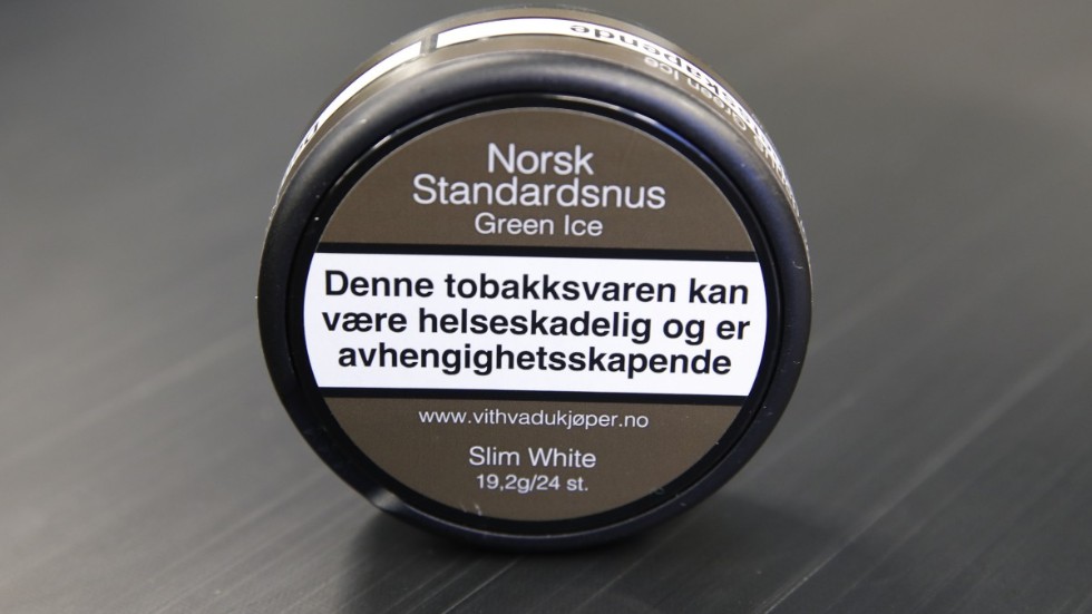 En norsk snusdosa, med godkänd varningstext. Arkivbild.