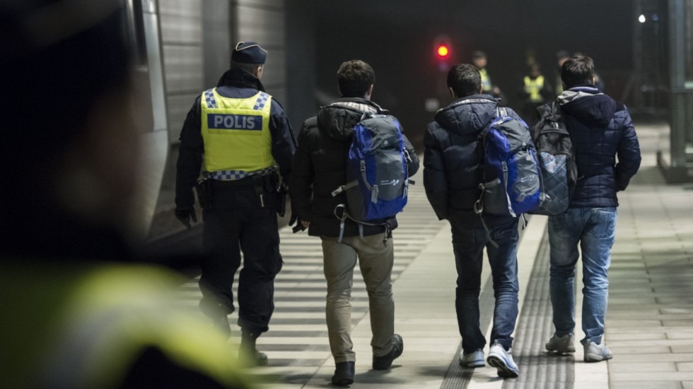 Polis i Malmö eskorterar asylsökande från ett Öresundståg. Bilden från december 2015.