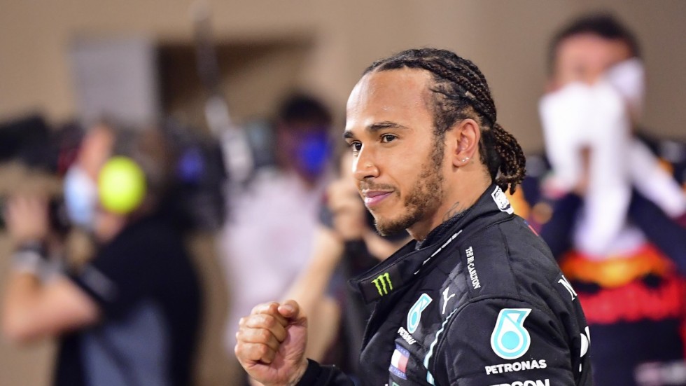 Formel 1-föraren Lewis Hamilton, här i Bahrain i november, adlas.