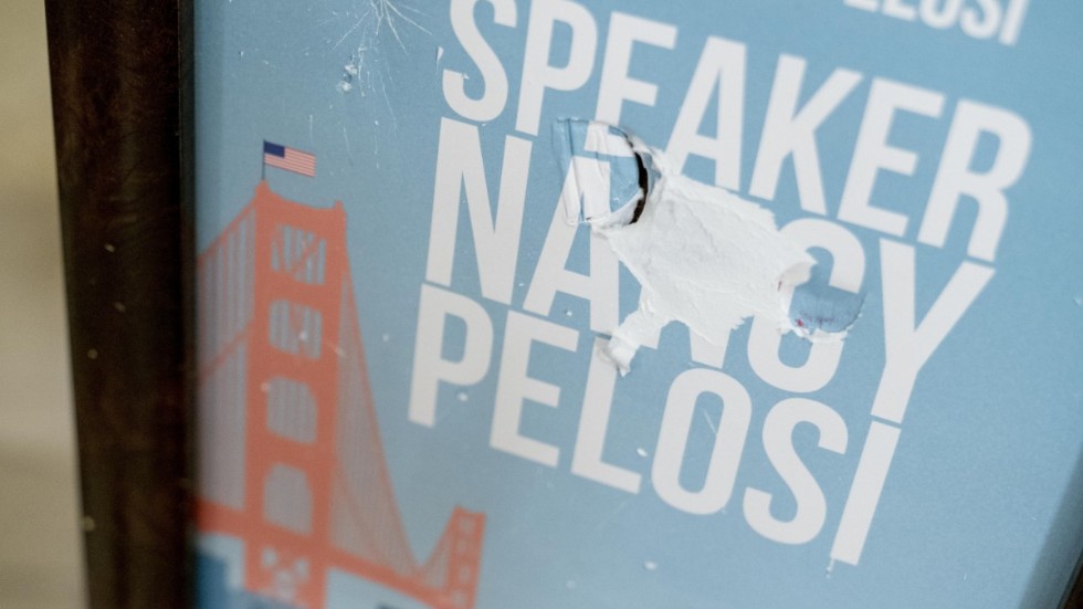 Skylten utanför kontoret tillhörande demokraten Nancy Pelosi, representanthusets talman, vandaliserades när Kapitolium stormades den 6 januari.