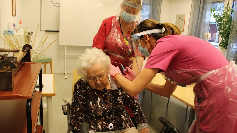 Birgit Axelsson, som blir 97 år i år, var bland de första på Klockargården att vaccineras mot covid-19 av sjuksköterskan Erika Pöder och distriktssköterskan Lotta Persson. 