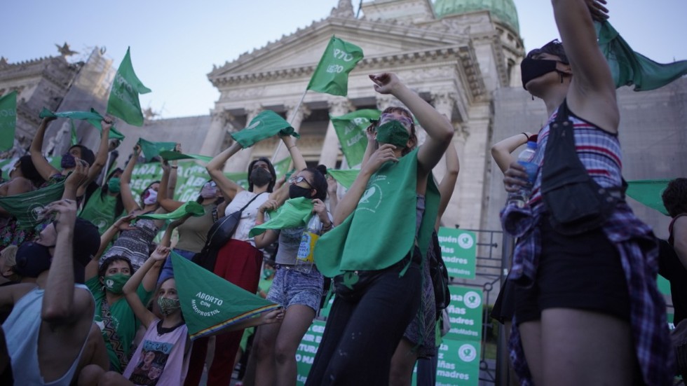 Argentinska kvinnorättsaktivister demonstrerar i huvudstaden Buenos Aires för rätten till abort. Bilden är från den 17 december när det nya lagförslaget om rätt till abort röstades igenom av underhuset. Nu är det dags för omröstning i senaten och utgången är oviss.