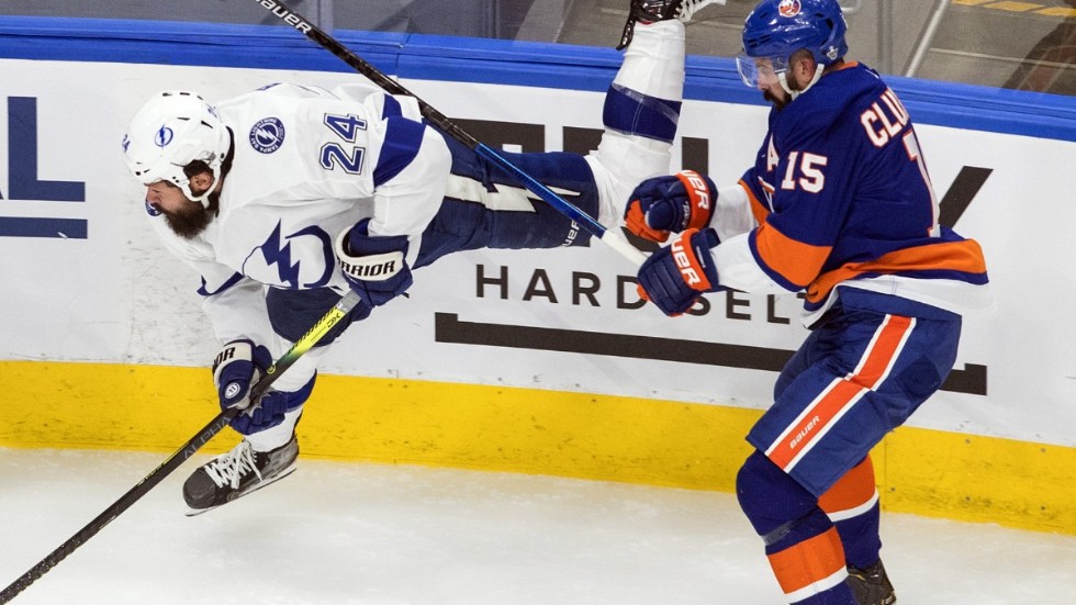 Tampa Bays Zach Bogosian (24) gör en lufttur efter närkontakt med Islanders Cal Clutterbuck.