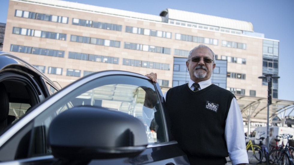 Taxichauffören Marco Elieh fick avskeda två anställda för att hålla sitt åkeri flytande.
