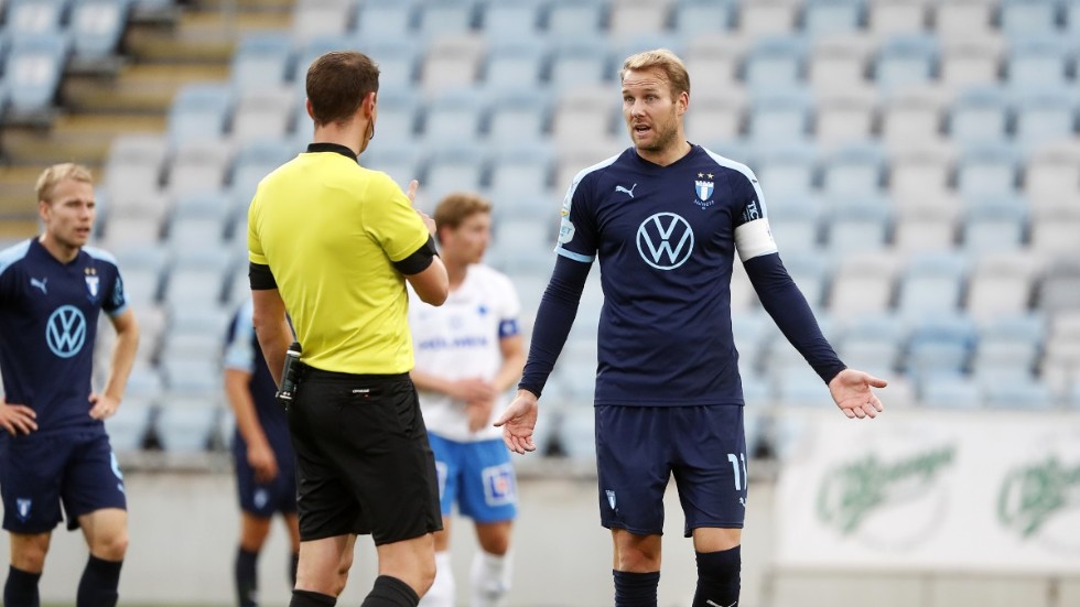 Malmös Ola Toivonen klarade sig undan med en varning efter den medvetna armbågen i ansiktet på Norrköpings Eric Smith.