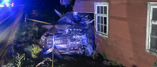 Se nattens bilder: Bilen körde rakt in i hans ladugård