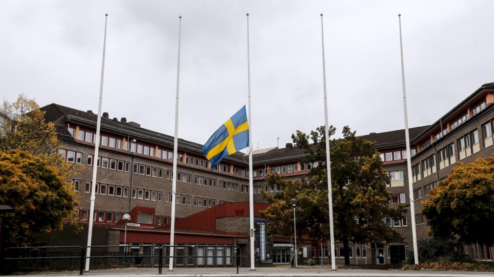 Flaggan på halv stång vid stadshuset i Trollhättan efter morden på skolan Kronan 22 oktober 2015.
