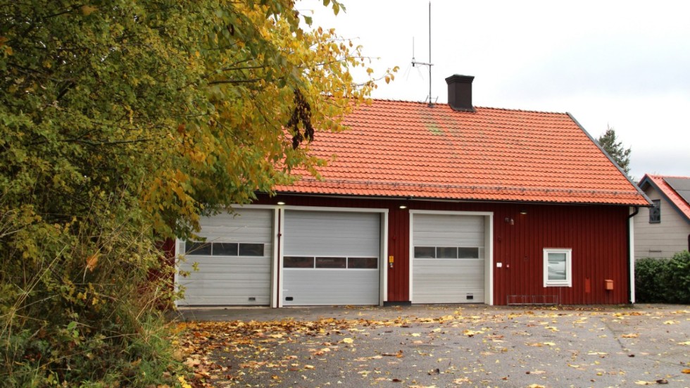 Stationschef Karl-Johan Bönner och hans kollegor menar att det finns ett besparingsförslag som skulle innebära färre jourbrandmän i Rimforsa. "Det känns inte alls bra", konstaterar brandmännen.