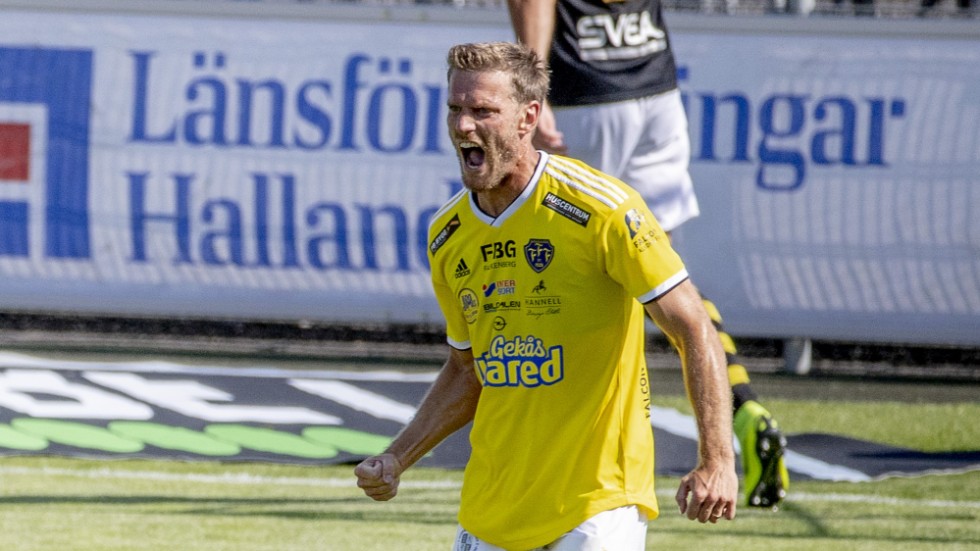 Karl Söderström jublar efter sitt 1–1-mål för Falkenberg mot AIK på tilläggstid före paus.