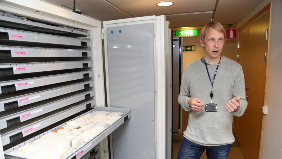 Mikael Högfors, vapengruppen på Nationellt forensiskt centrum, visar skåp där kulor/hylsor finns sparade från alla Sveriges skjutningar. Arkivbild.