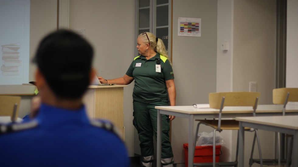 Marie Hjelte är ambulanssjuksköterska i Vimmerby kommun. Under fredagens yrkesbuffé kom hon till Värgårdsskolan för att berätta om sitt jobb. "Jobbar man inom ambulansen så vet man inte riktigt vad som kommer hända under dagen eller vilka man kommer träffa på", berättade hon.