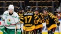 AIK:s Linus Lindström , Andreas Wingerli ch Jonathan Pudas jublar efter 5-2-målet mot Rögle. AIK vann toppmötet med de siffrorna.