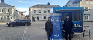 Fråga en muslim på Rådhustorget: "Vi står inte för slöjtvång eller förtryck"