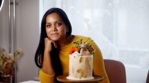 Sharin, 32, är tandläkare – och älskar att baka tårtor: "Jag lockar till mig patienter genom tårtkunderna"