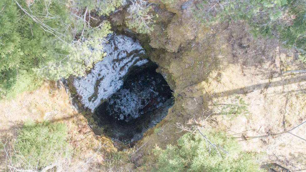 Flygfoto över gruvhålet i Norberg, där den unga kvinnan hittades skadad i april 2022. Den 41-årige man som åtalats för grov våldtäkt och försök till mord döms till livstids fängelse.