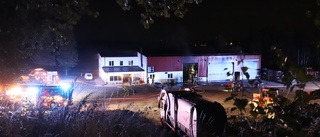 Brand rasade i byggnad norr om Uppsala – släcktes efter midnatt