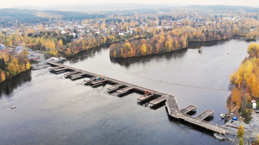 Skribenten är kritisk till att det inte går att nyttja hela Skellefteälven på grund av bygget av Karlgårdsbron.