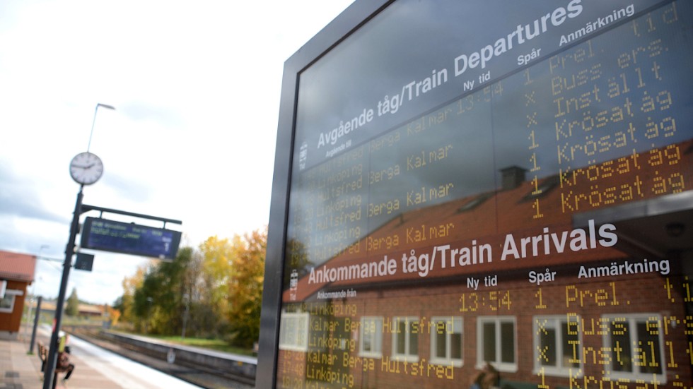 Inställt och bussersättning är ingen ovanlig upplysning på den digitala tidtabllen på perrongen i Vimmerby.