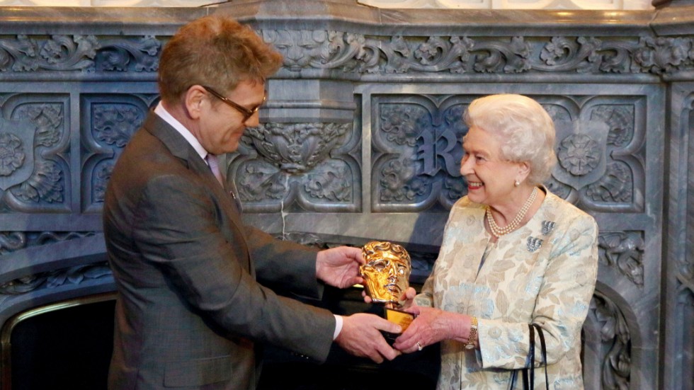 Drottning Elizabeth tar emot ett hederspris från Bafta av Kenneth Branagh 2013, för sitt livslånga stöd till brittisk film och tv. Arkivbild.