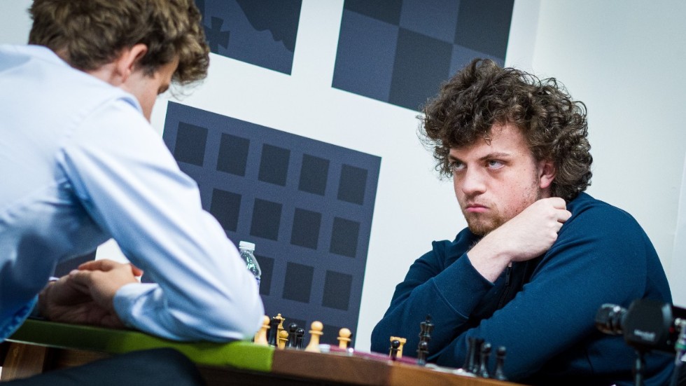 Den 19-årige schackspelaren Hans Niemann (höger) anklagas för fusk av världsmästaren Magnus Carlsen. Nu slår han tillbaka med en miljardstämning. Arkivbild.