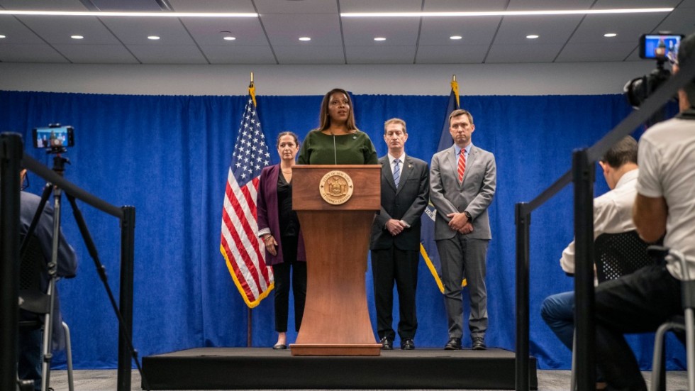 Delstaten New Yorks justitieminister Letitia James presenterar stämningsansökan mot USA:s förre president Donald Trump under en presskonferens på onsdagen.