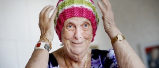 Anita, 87, stickar för att mota bort ensamheten efter makens död: "Jag tyckte att han var världens underverk"
