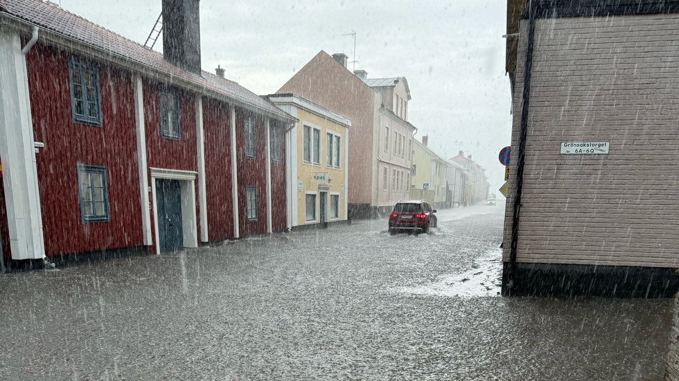 Frågan är vem som ska betala för skadorna till följd av de häftiga skyfallen, undrar signaturen Krille, Åby.