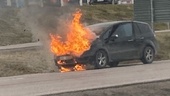 Bil började brinna under färd: "Var övertänd"