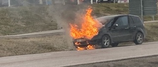 Bil började brinna under färd: "Var övertänd"