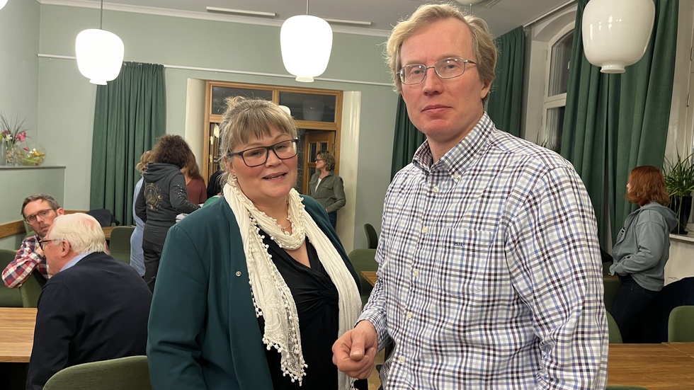 Caroline Gustavsson och Ulric Nilsson från Centerpartiet i Söderköping är skarpt kritiska till de styrande partiernas och SDS: s beslut om att stoppa intgningarna till de högskoleförberedande programmen på Nyströmska skolan.  
