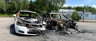 Se skadorna efter nattens bilbrand – polisen misstänker brott