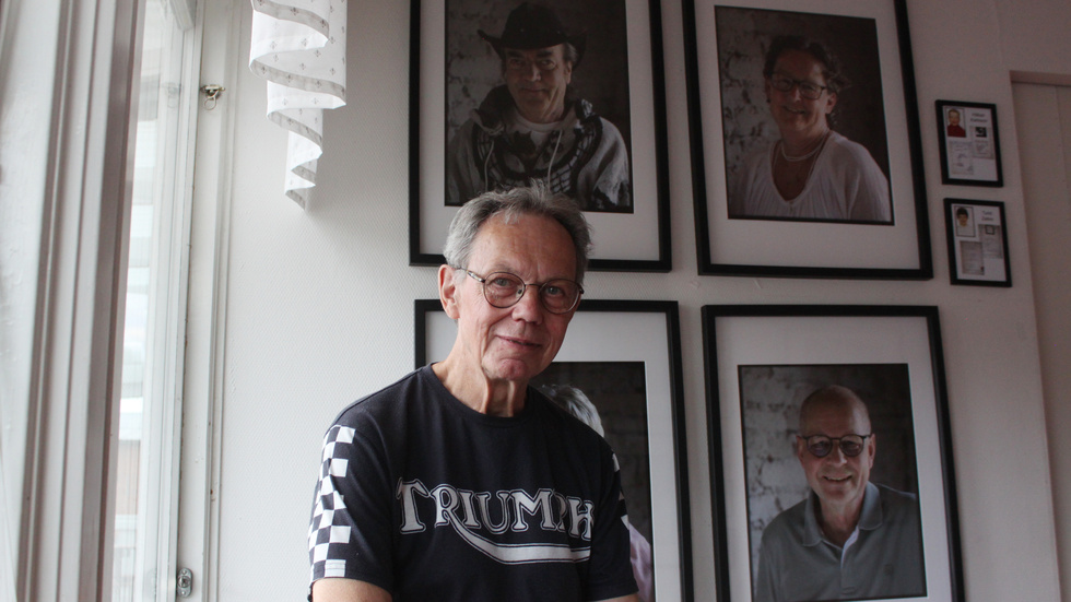 Fotografen Janos Flygel, numera bosatt i Katrineholm, har gjort en annorlunda porträttutställning i Gullringen, där han växte upp. Gamla skolfoton från höstterminen 1966 väckte idén att fotografera klasskompisarna som 65-åringar.